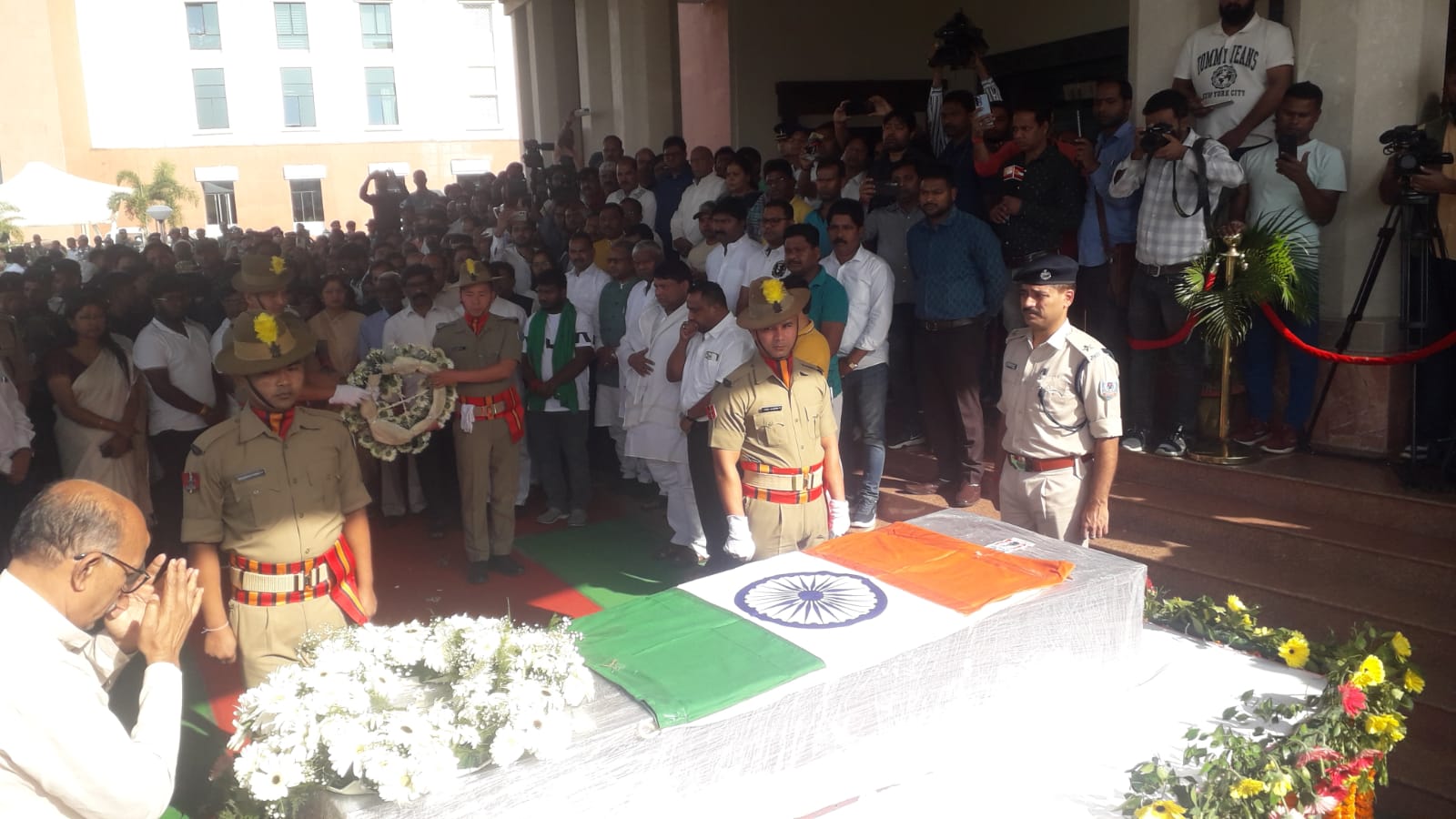 अलविदा टाइगर: 1932 नंबर वाली गाड़ी से आते थे विधानसभा,आज कंधों पर लाया गया,विधानसभा में दी गयी श्रद्धांजलि