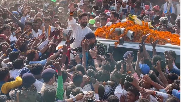 मोकामा में लोगों ने माना चिराग ही पासवान जाति के स्थापित नेता, पहनाया स्वर्ण मुकुट