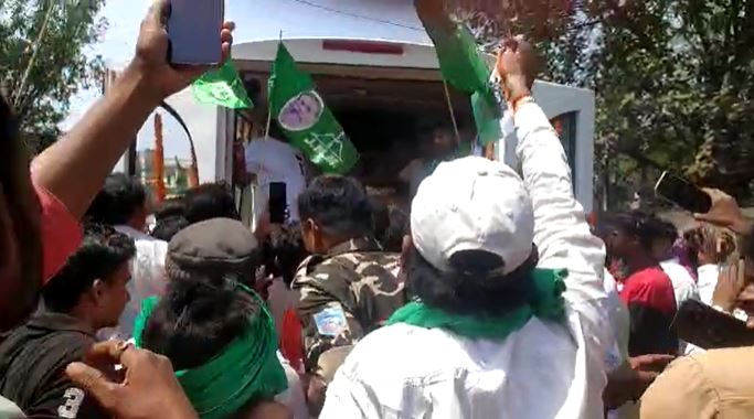 अलविदा टाइगर:  जगरनाथ दा की अंतिम यात्रा पहुंची बेरमों, नम आंखों से लोगों ने किया विदा, देखिए वीडियो