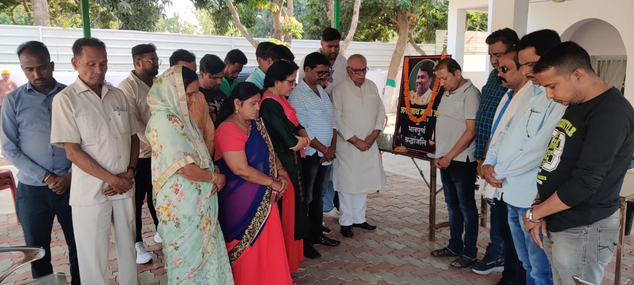 दुमका के विधायक आवास में शोक सभा का आयोजन, तस्वीर पर पुष्प अर्पित कर कार्यकर्ताओं ने दी श्रद्धांजलि