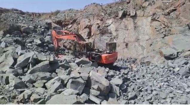 लोहरदगा में पीएलएफआई नक्सलियों ने मचाया तांडव, प्लांट में लगे कई वाहनों को किया आग के हवाले