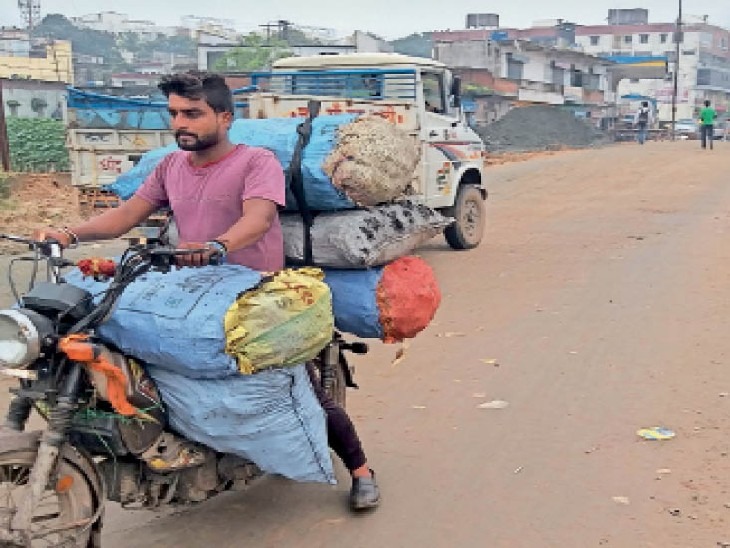 DHANBAD: टीम जब डोजरिंग को पहुंची तो हो रही थी कोयले की अवैध कटाई, जानिए फिर हुआ क्या 