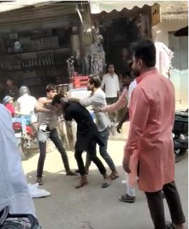 बीच सड़क पर मारपीट का वीडियो वाइरल, लाठी डंडे से एक दूसरे पर टूट पड़े लोग