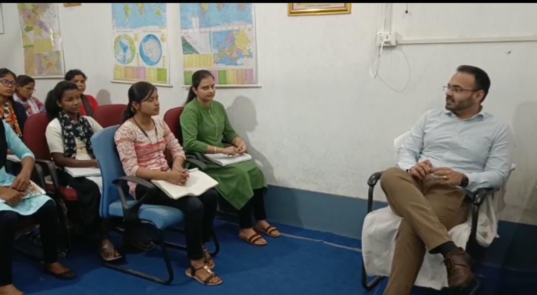 ‘टीचर’ बने डीसी डॉ वाघमारे प्रसाद, एग्जाम की तैयारी करनेवाले बच्चों को निशुल्क देते हैं शिक्षा