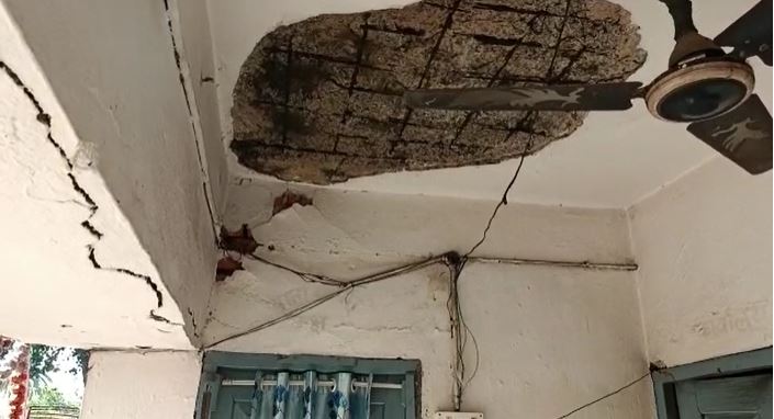 ऐसे में कैसे पुलिस पूरी निष्ठा से निभाएगी अपना काम,जब आराम करने के लिए एक अदद छत भी नहीं सुरक्षित  