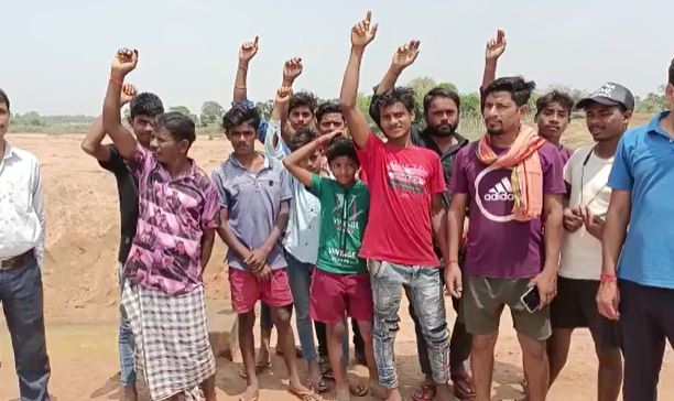 दुमका: अवैध खनन के मामले में प्रशासन मौन, अब ग्रामीणों ने उठाया अवैध खनन रोकने का बीड़ा