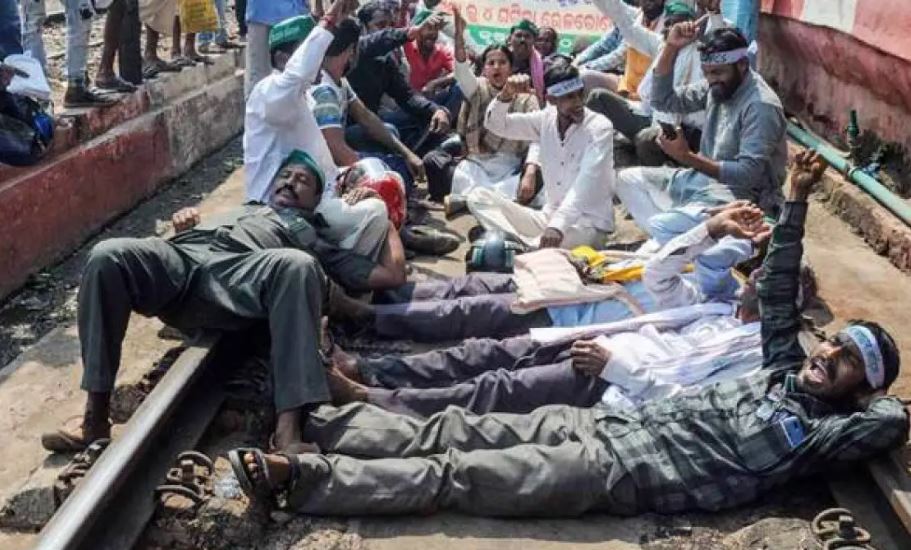 पांच दिनों बाद कुड़मियों का आंदोलन स्थगित, अब पटरियों पर फिर से दौड़गी ट्रेन , देखिये यह रिपोर्ट