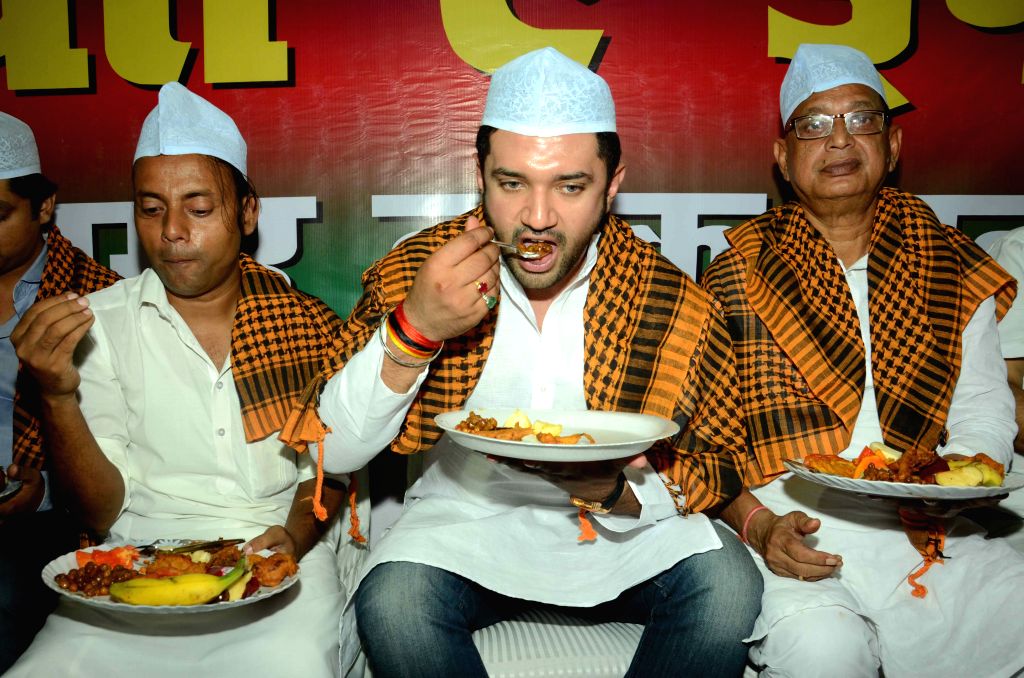 ‘पॉलिटिक्स का चिराग’, कहीं इस बार फिर से इफ्तार पार्टी के साथ शुरु नहीं हो जाय एक नयी राजनीतिक शुरुआत