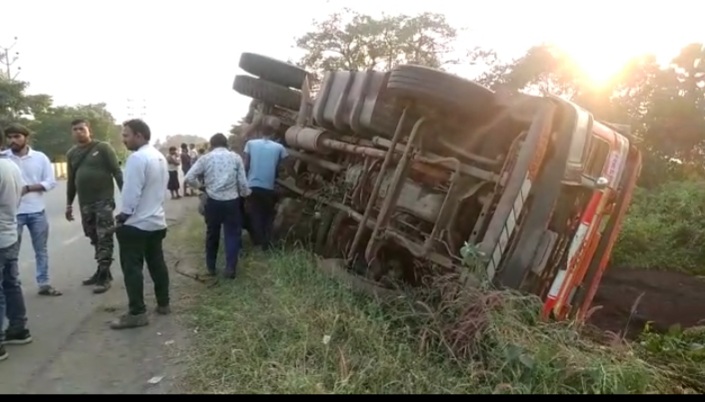 अनियंत्रित होकर पलटा आयरन डस्ट लेकर जा रहा ट्रक, बाल बाल बचा ड्राइवर