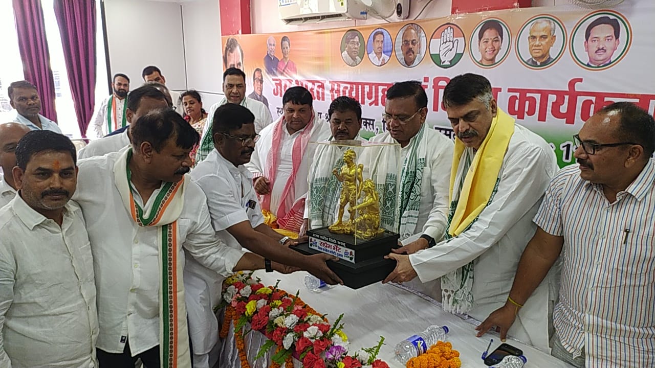 दुमका में बीजेपी पर बरसे कांग्रेस के नेता और मंत्री, केंद्र सरकार को कहा तानाशाह