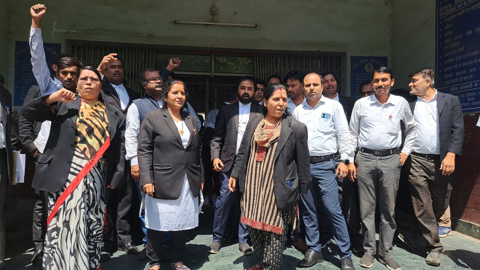 अधिवक्ता को हथकड़ी लगाने के विरोध में जमशेदपुर कोर्ट बंद, अनिश्चितकालीन हड़ताल पर  सभी वकील