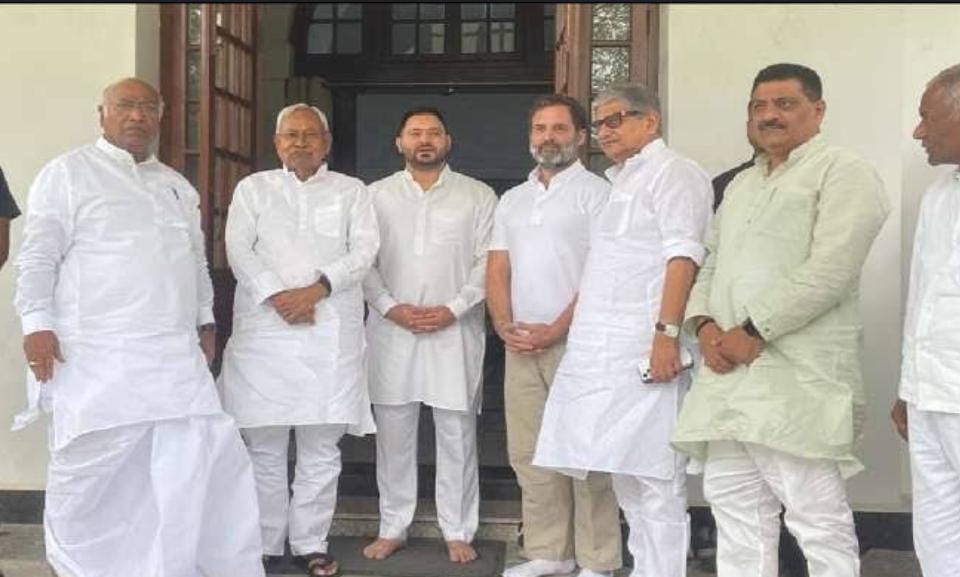 दिल्ली में पक रही है बिहार की सियासी खिचड़ी, राहुल गांधी-मल्लिकाअर्जुन से मिले नीतिश और तेजस्वी, गठबंधन मजबूती पर हो सकता है बड़ा फैसला