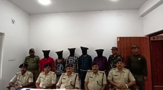 रामगढ़ पुलिस ने 48 घंटे के अंदर सीएसपी लूट कांड का किया उद्भेदन, लूटे गए रुपये के साथ कई आपराधिक सामान बरामद 