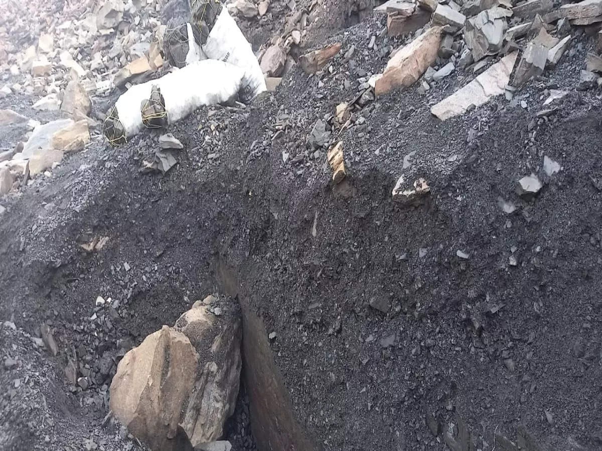 कतरास में कोयले के अवैध उत्खनन के दौरान धसी चाल, कोयला छोड़ भागे मजदूर 