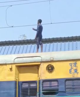 पटना रेलवे स्टेशन पर सनकी व्यक्ति का हाई वोल्टेज ड्रामा, 25 हजार बोल्ट का तार छूने की कर रहा था कोशिश, देखें VIDEO