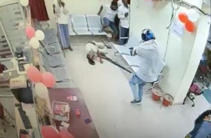 हाजीपुर: पंजाब नैशनल बैंक में लाखों की लूट, 2 गार्ड को मारी गोली, एक की मौत, दूसरा गंभीर