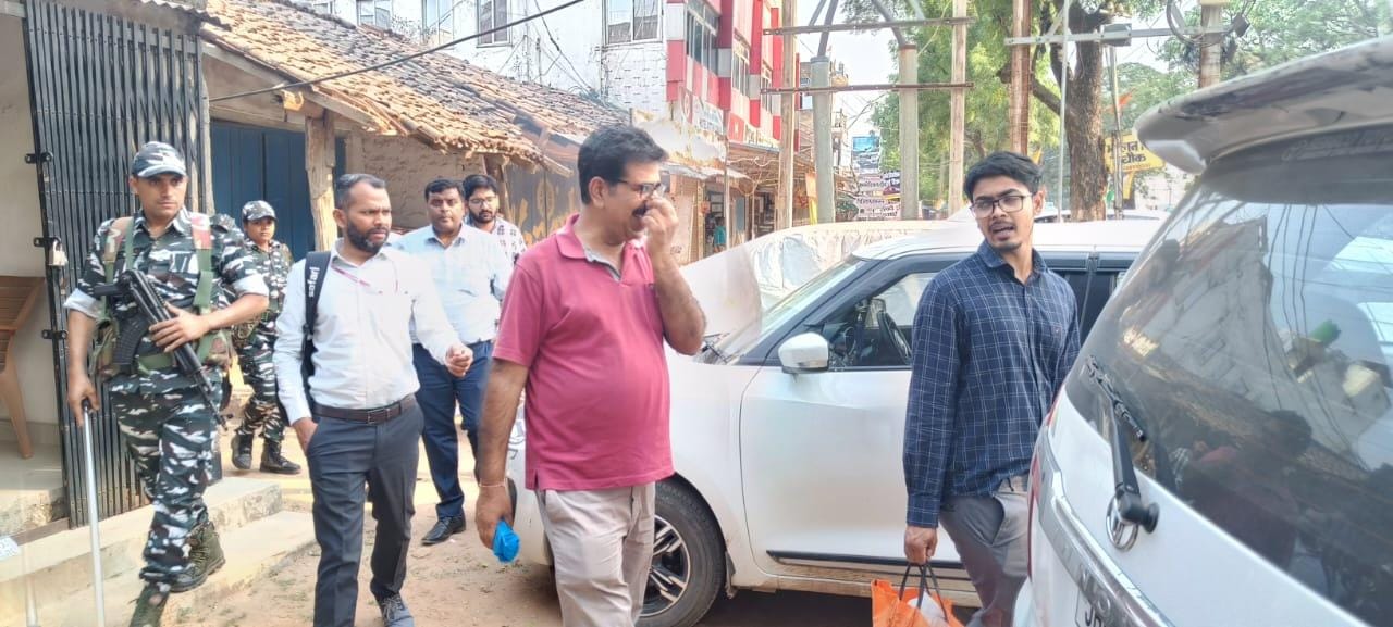 सिमडेगा: अंचल कर्मी के घर ईडी की दबिश, जमीन खरीद-फरोख्त मामले में छापेमारी, मचा हडकंप