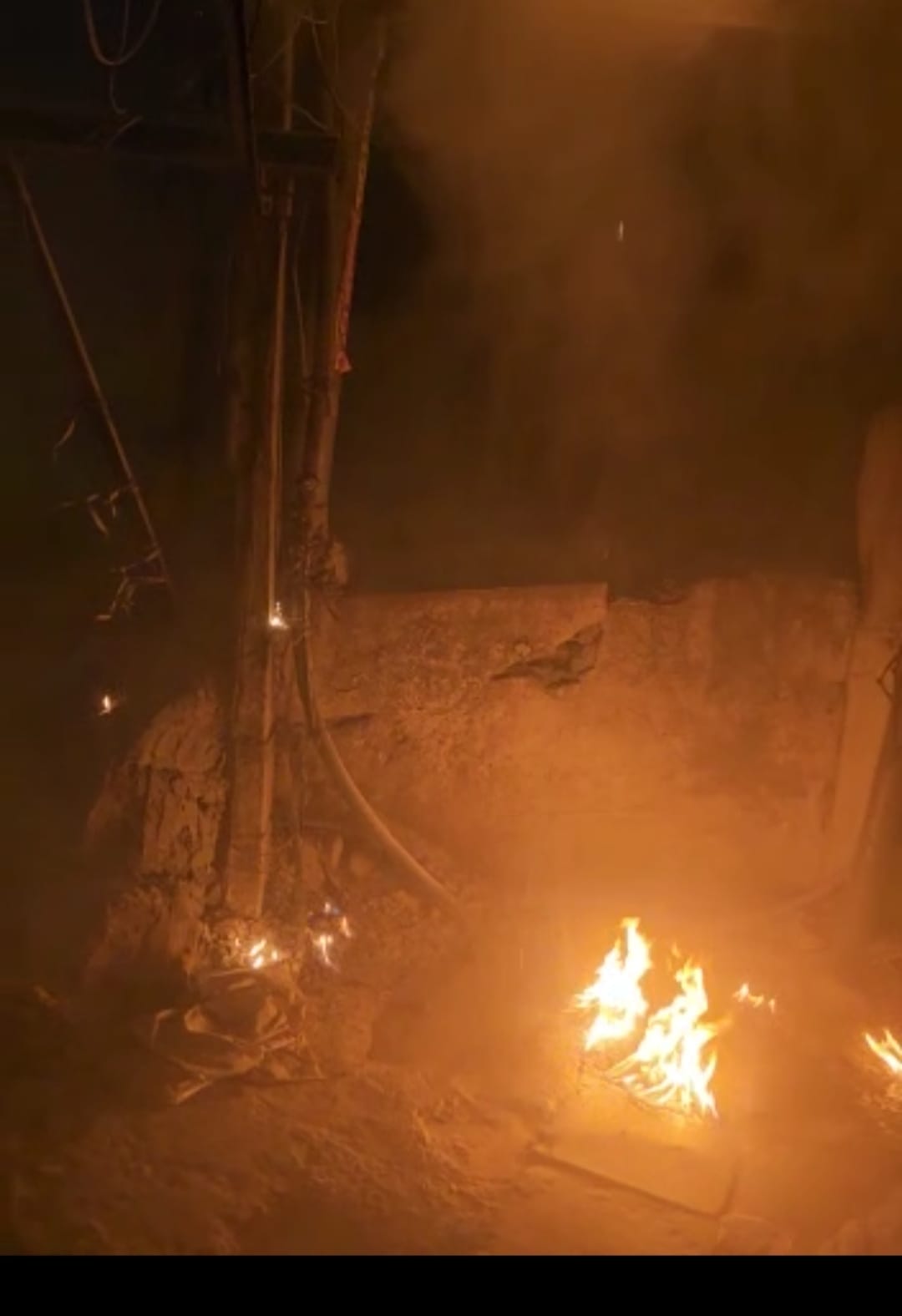 DHANBAD: 19 जानें लेने वाली आग फिर भड़की लेकिन जानिए युवकों की टोली ने कैसे किया कमाल