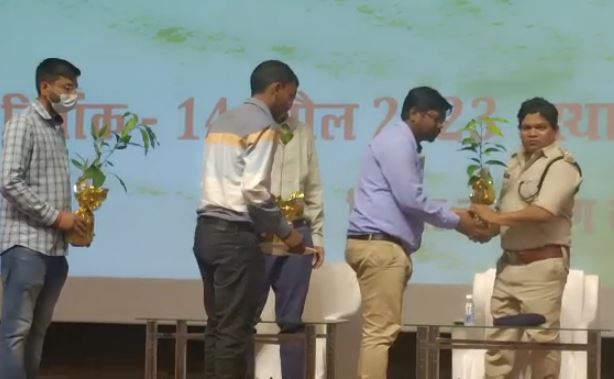 दुमका: अंबेडकर जयंती पर उन्मुखी कार्यक्रम का आयोजन, बाबा साहेब के विचारों और भारतीय संविधान पर हुई चर्चा