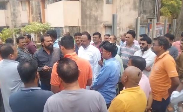 जमशेदपुर में दुकानदारों ने किया बाजार बंद, मणिपाल कॉलेज बाउंड्री वाल को लेकर विरोध, कांग्रेस नेता का मिला समर्थन