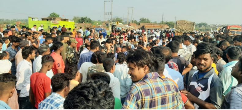 सड़क हादसे में स्कूटी सवार की दर्दनाक मौत, ग्रामीणों ने किया सड़क जाम