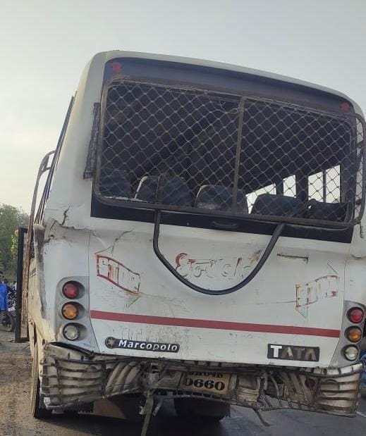 दुमका: हाइवा ने चलती बस को पीछे से मारी टक्कर, एक महिला की मौत