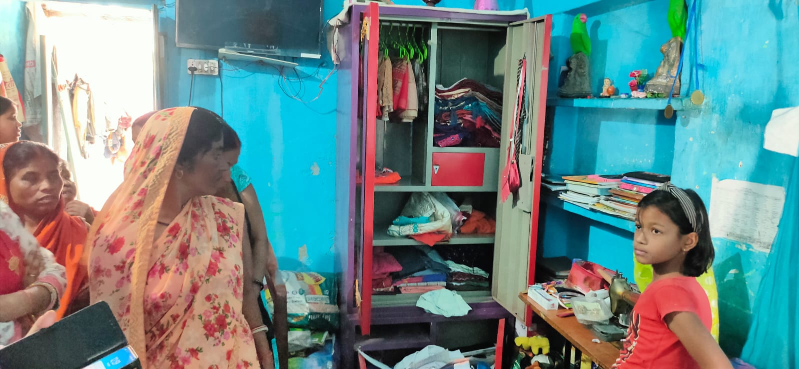 पारसनाथ रेलवे कॉलोनी के दो क्वार्टर में दिन दहाड़े चोरी, पुलिस मामले की जांच में जुटी