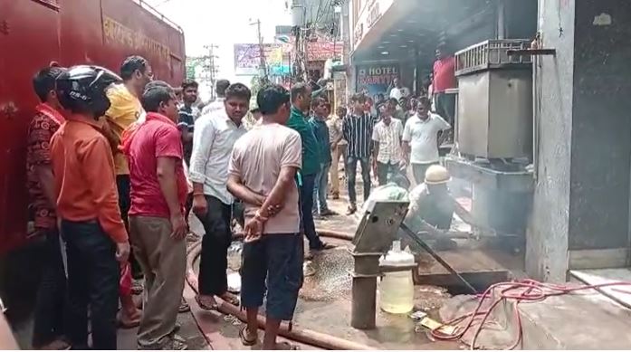 देवघर के एक होटल में लगी आग,समय रहते आग पर काबू नही पाया जाता तो दर्जनों की जा सकती थी जान