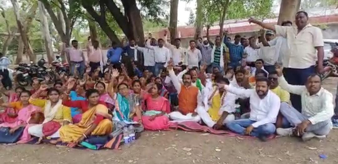 मुखिया सुरेश मुर्मू की हत्या के विरोध में मुखिया संघ की बैठक, यूपी के तर्ज पर अपराधियों को सजा देने की हो रही मांग