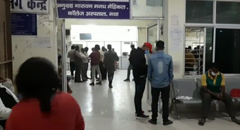 अपराधियों का दुस्साहस..!, थाना प्रभारी को मारी गोली, गंभीर रूप से घायल