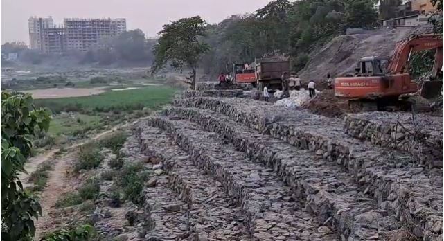 जमशेदपुर में बाढ़ के पूर्व की तैयारियां शुरू, स्वर्णरेखा परियोजना द्वारा कटाव क्षेत्रों को बांधने का हो रहा काम 