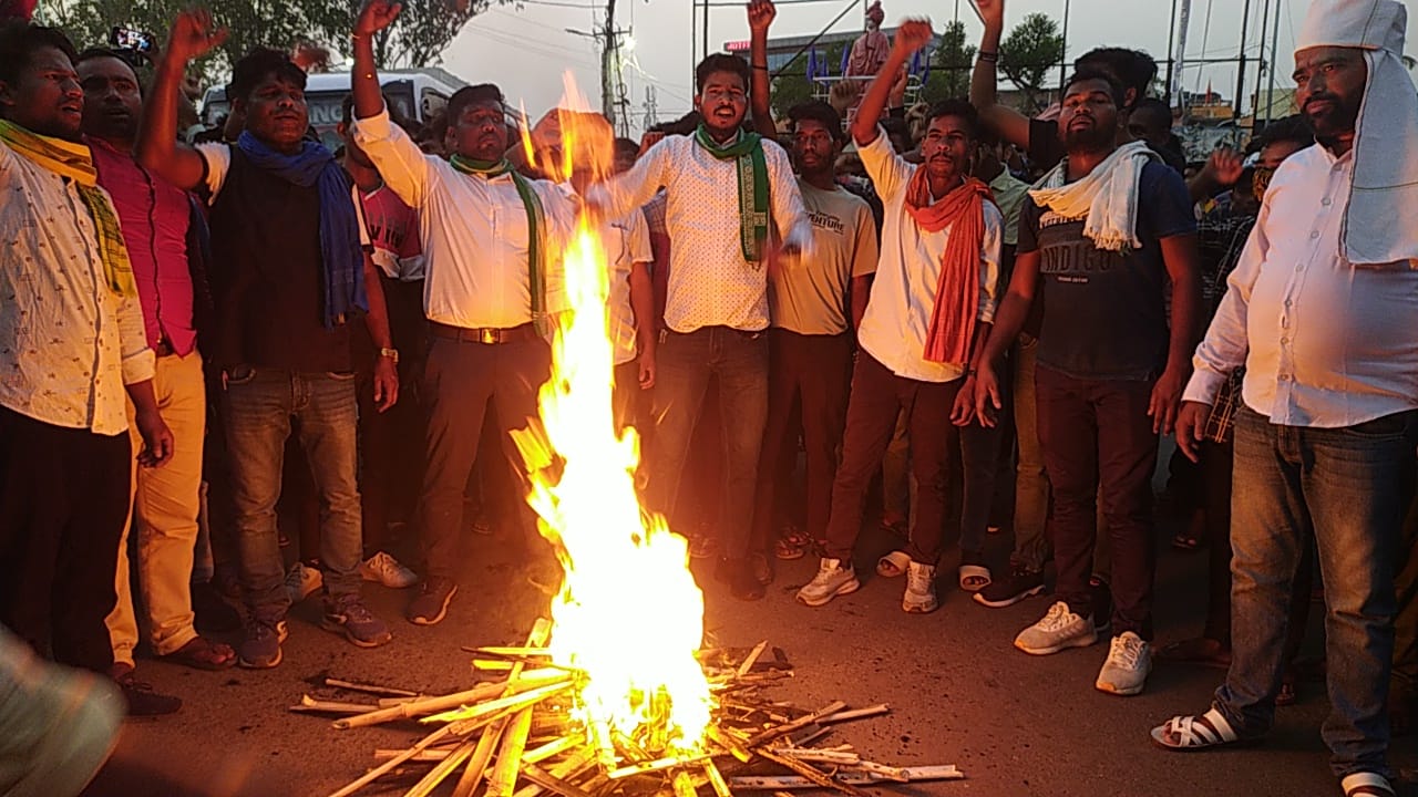 दुमका: नियोजन नीति के विरोध में निकाला गया मशाल जुलूस, छात्रों ने कहा- मांग पूरी नहीं हुई तो पूरे राज्य में की जाएगी आर्थिक नाकेबंदी