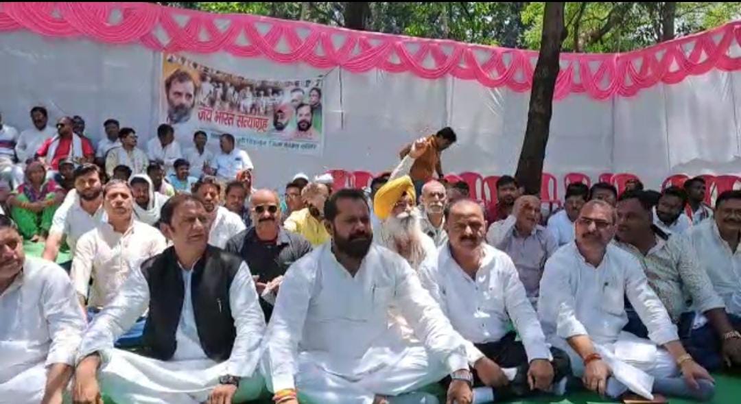 जमशेदपुर: मंहगाई के खिलाफ कांग्रेस का एक दिवसीय धरना, डीसी को छोड़ जनता को सौंपा ज्ञापन