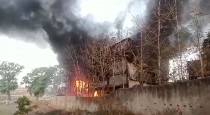 रांची: वाटर टैंक फैक्ट्री में भीषण आग, लाखों के माल का हुआ नुकसान