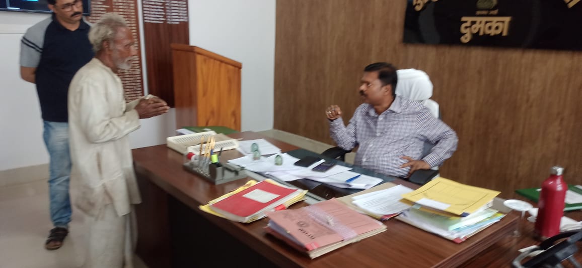 जब हाथ में आवेदन लिए बुजुर्ग पहुंचे सरकारी दफ्तर और SDO को थमाया रिश्वत, जानिए फिर क्या हुआ