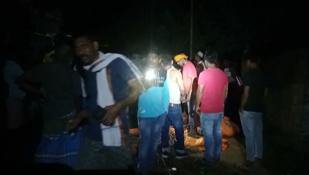 दाह संस्कार कर लौट रहे लोगों का ट्रैक्टर 20 फीट गहरे गड्ढे में गिरा, एक की मौत, 18 घायल