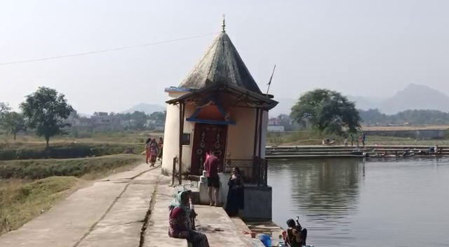 छठ घाट की सफाई में जिला प्रशासन के साथ आम लोग भी जुटे