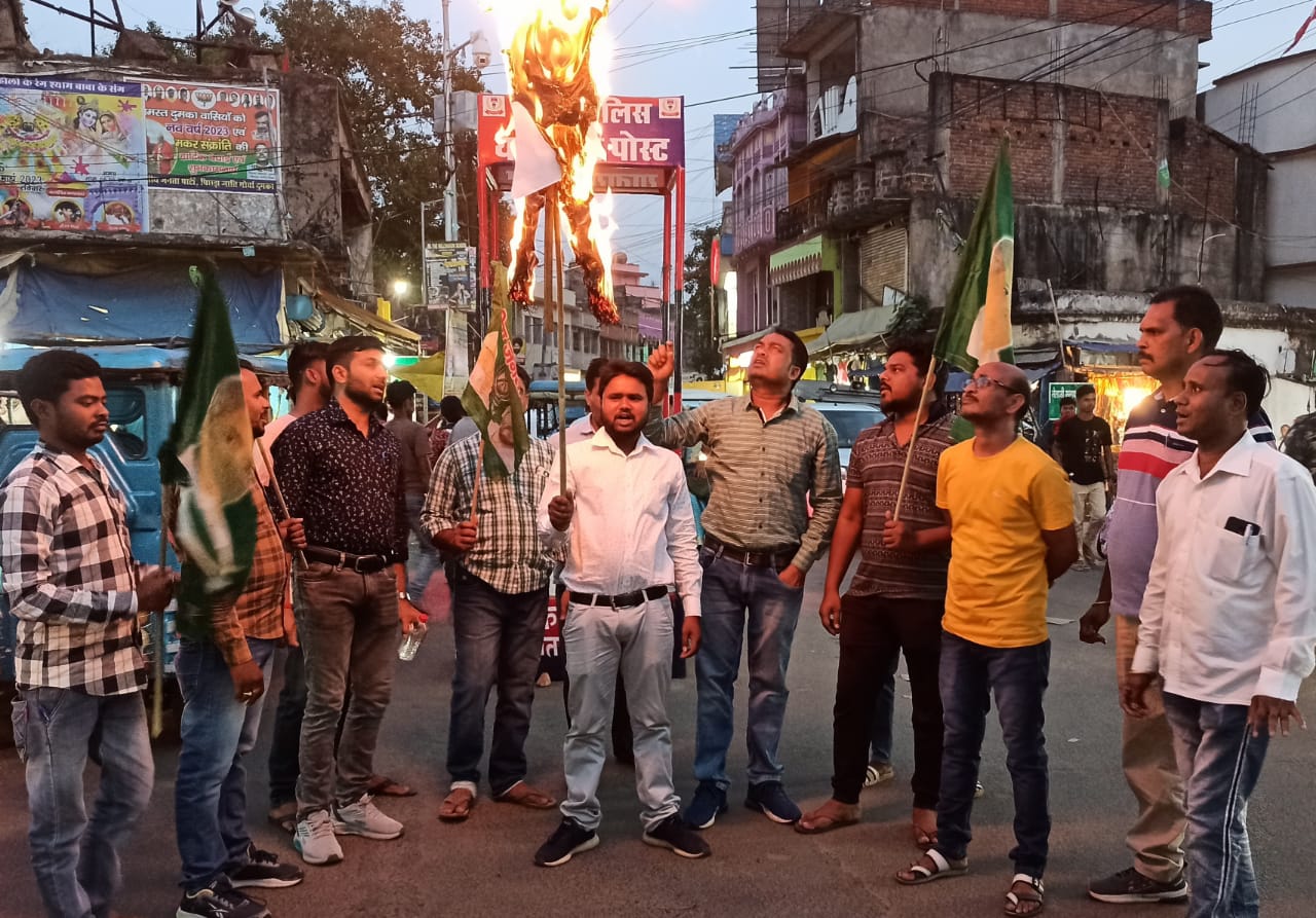 राज्यपाल द्वारा ओबीसी आरक्षण विधेयक लौटाए जाने से नाराज राजद कार्यकर्ताओं ने जलाया राज्यपाल का पुतला