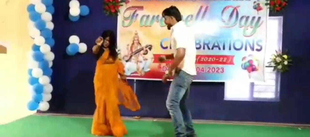 कॉलेज परिसर बना अश्लीलता का अड्डा, शिक्षकों की मौजूदगी में बेशर्मी से डांस करते दिखे छात्र-छात्राएं, देखिए VIDEO  