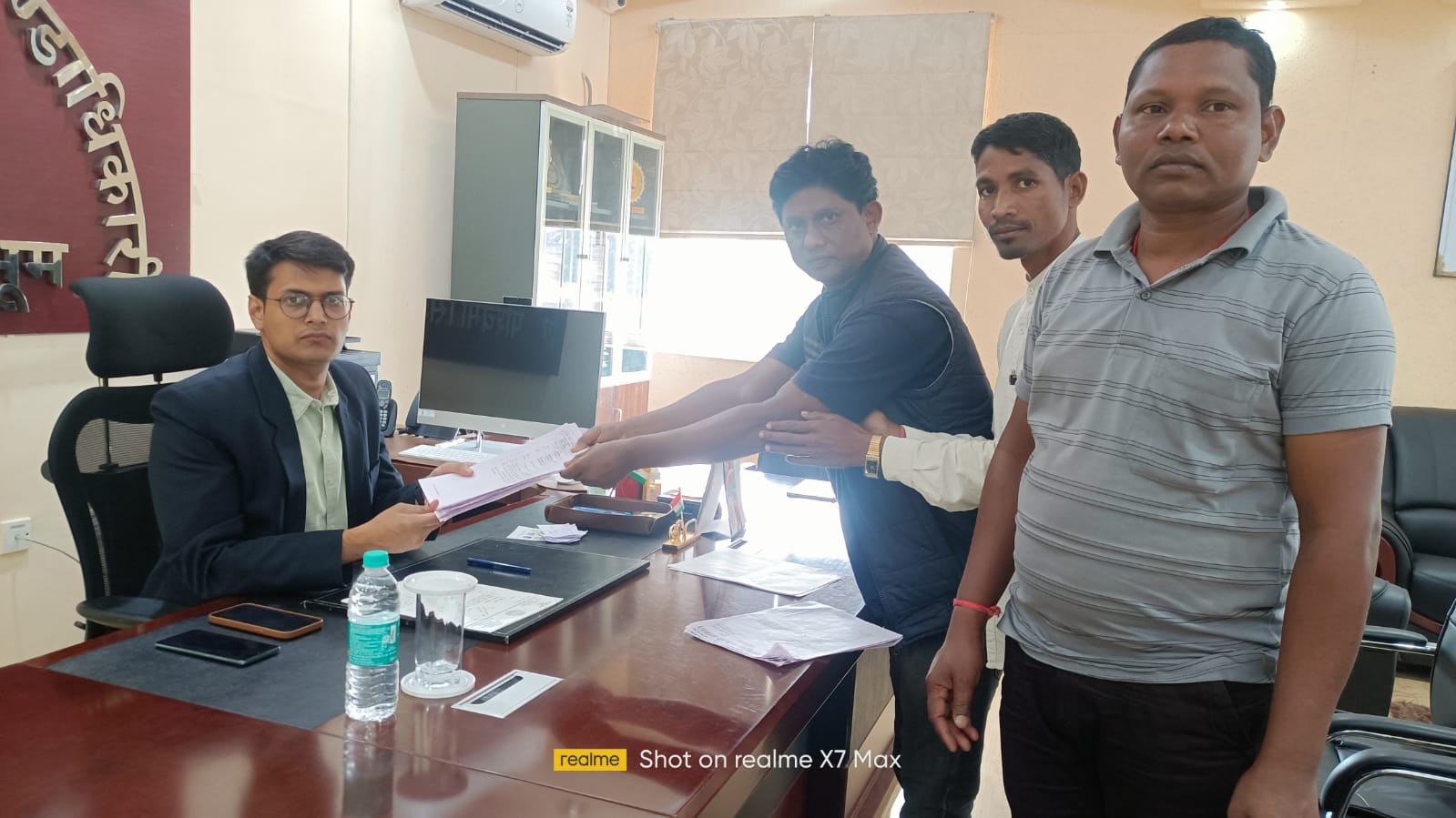 चाईबासा: अंचलाधिकारी गोपीनाथ उरांव के खिलाफ कार्रवाई की मांग, जमीन संबंधी कार्यों में फर्जीवाड़े का आरोप 