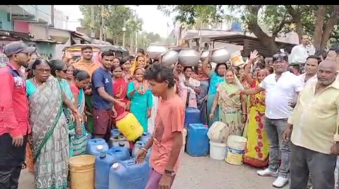 बूंद-बूंद पानी के लिए तरस रहे जमशेदपुरवासी, आक्रोशित लोगों ने पानी के बर्तनों के साथ सड़क पर किया प्रदर्शन 