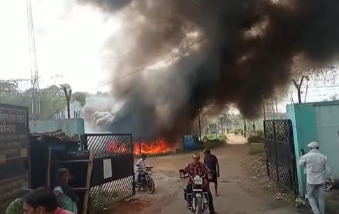 जमशेदपुर : करनडीह बिजली विभाग परिसर में लगी आग, आरोपियों के खिलाफ की जाएगी कार्रवाई