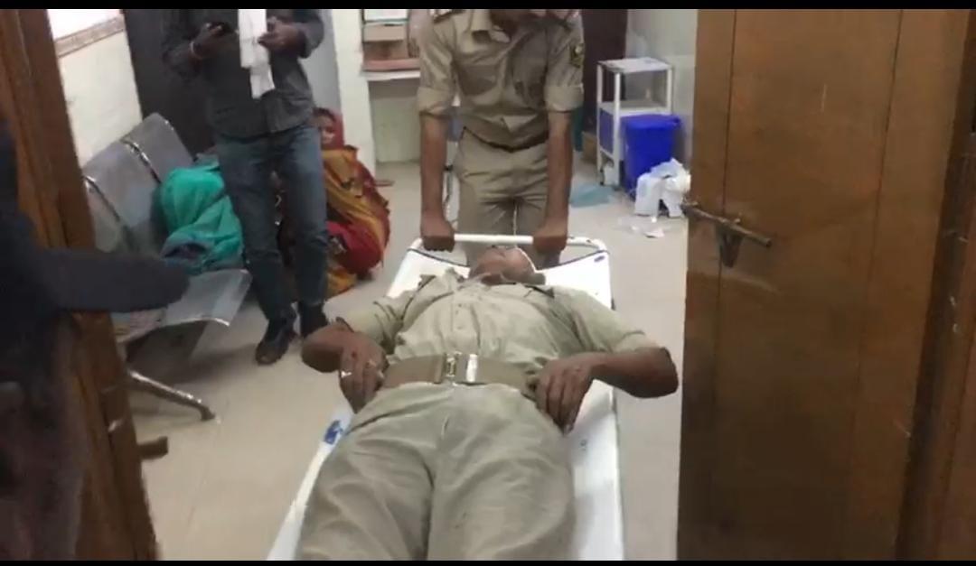 नहीं शम रहा शराब माफिया का तांडव, छापेमारी करने गई पुलिस टीम पर हमला, एक जवान घायल