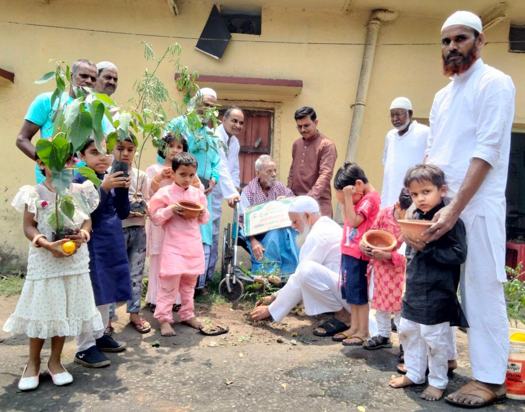 धनबाद: झरिया में बच्चों को ईदी में रुपये -पैसे नहीं, बल्कि दिए गए पौधे और मिट्टी के बर्तन, जानिए पूरा डिटेल्स