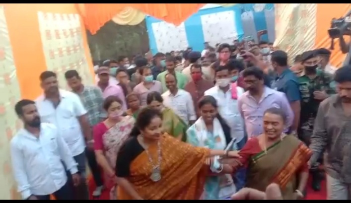 सोहराय पर्व मनाने मां के साथ ननिहाल पहुंचे सीएम हेमंत सोरेन, पत्नी कल्पना सोरेन भी रहीं मौजूद