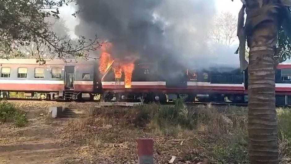 रतलाम के समीप डेमू ट्रेन में लगी आग, किसी तरह बची यात्रियों की जान