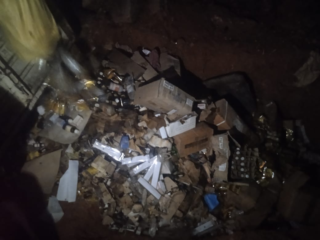 दुमका: आखिरकार कब्र से निकाल कर दवाई को मिली स्टोर में जगह, सिविल सर्जन का बयान, मानवीय भूल से फेंकी गई थी दवाईयां