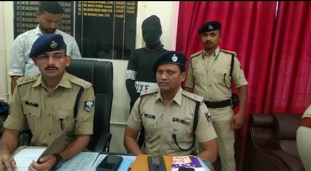 पुलिस के हत्थे चढ़ा कुख्यात साइबर ठग, कैश के साथ सिमकार्ड और मोबाईल भी बरामद