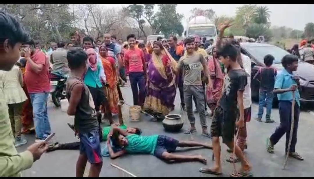 BANKA- पानी की किल्लत से लोग त्राहिमाम, प्यासे ग्रामीणों का सड़क पर प्रदर्शन