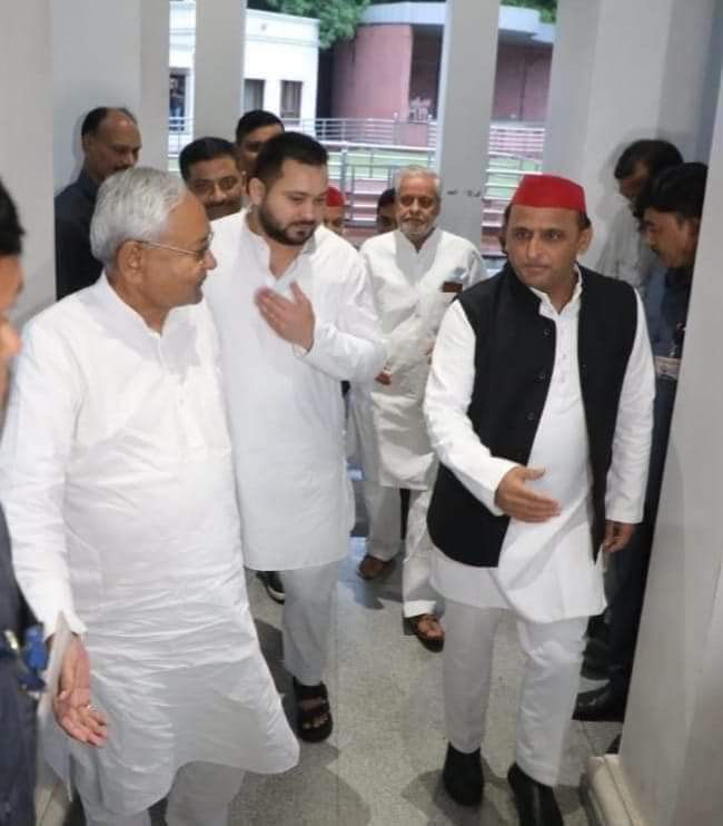अखिलेश यादव से मिले बिहार के मुख्यमंत्री नीतीश कुमार, कहा एक साथ मिलकर लड़ेंगे आने वाला चुनाव